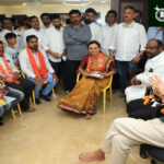 Uddhav thackeray shivsena : कार्यकर्ते थेट पोहोचले ‘मातोश्री’वर! उद्धव ठाकरेंच्या उपस्थितीत पक्षप्रवेश