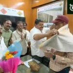 Shivsena UBT : सहा महिन्यांत ४६ कोटींच्या रस्त्यांची दुर्दशा; कार्यकारी अभियंत्याचा सत्कार