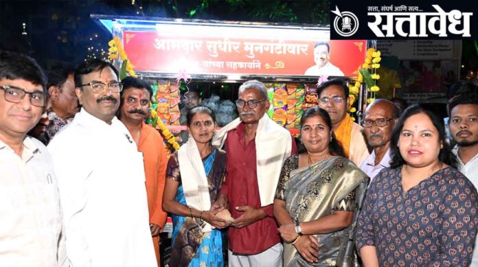 sudhir mungantiwar handcart-vendor