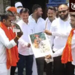 Dhirendra shastri controversy : बागेश्वर बाबाच्या प्रतिमेला चप्पलप्रहार; शिवरायांवरील वक्तव्याविरोधात ठाकरे गट आक्रमक