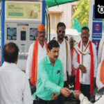 Petrol Price hike : ठाकरेंच्या कार्यकर्त्यांकडून पेट्रोल पंपवर ‘मेलोडी चॉकलेट’चे वाटप