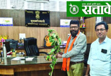 Prahar janshakti party : मुख्याधिकाऱ्यांच्या खुर्चीला ‘बेशरम’चे झाड; प्रहारकडून नगर परिषद प्रशासनाचा निषेध