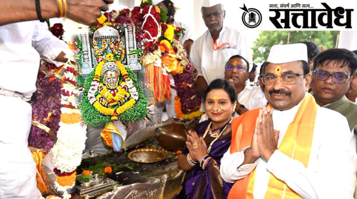 sudhir mungantiwar sant dnyeshwar maharaj palkhi