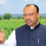 दुष्काळ पाहणीसाठी गेलेले महसूलमंत्री बावनकुळे पोहोचले हिरव्यागार शेतात !