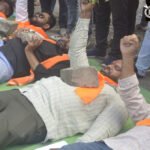 Vidarbha Farmers : शेतकऱ्यांच्या व्यथांसाठी छातीवर दगड; अकोल्यात शंभू सेनेचे अभिनव आंदोलन