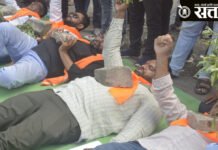 Vidarbha Farmers : शेतकऱ्यांच्या व्यथांसाठी छातीवर दगड; अकोल्यात शंभू सेनेचे अभिनव आंदोलन